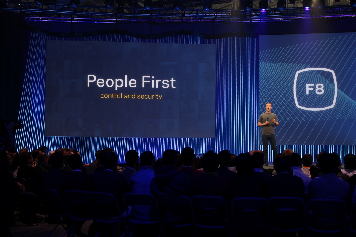 “Найголовніше — люди”. Марк Цукерберґ на конференції фейсбуку F8 2015 року. Світлина Мауріціо Песке. Джерело: Flickr.com